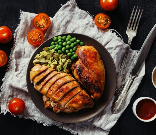 여름철 간편한 다이어트 식단 레시피 a plate of food