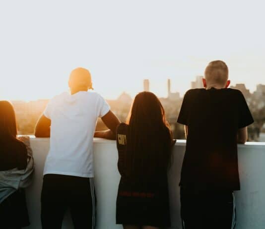 성남시, 고립·은둔 청소년 찾아내 사회와 다시 연결 four person looking at the city