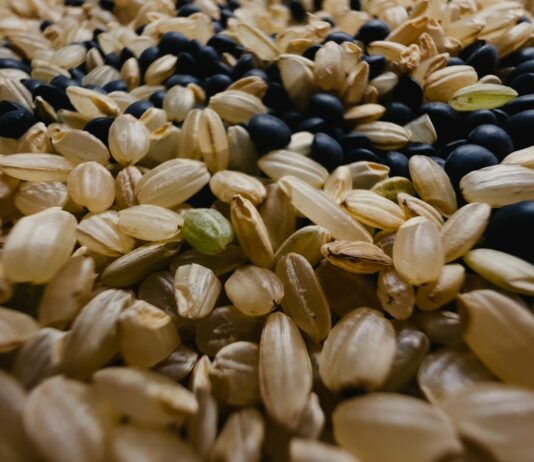 바쁜 직장인을 위한 건강한 식사 준비법 a close up of a bunch of grains