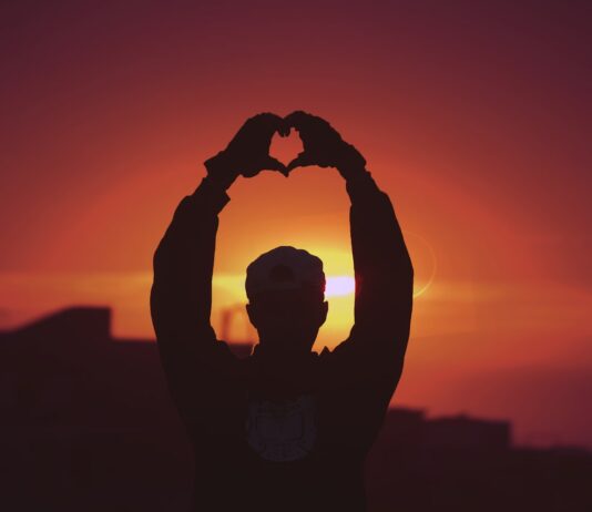 심리적 스트레스와 신체 건강의 상관관계 분석 silhouette of man raising his hands