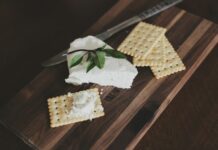 운동 성과를 높이는 건강한 간식: 피트니스 간식 추천 biscuits on chopping board