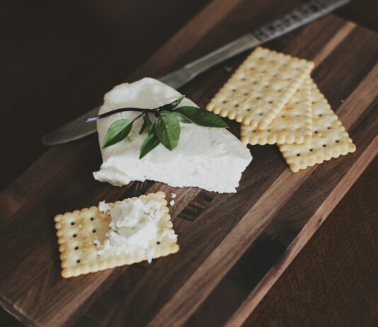 운동 성과를 높이는 건강한 간식: 피트니스 간식 추천 biscuits on chopping board