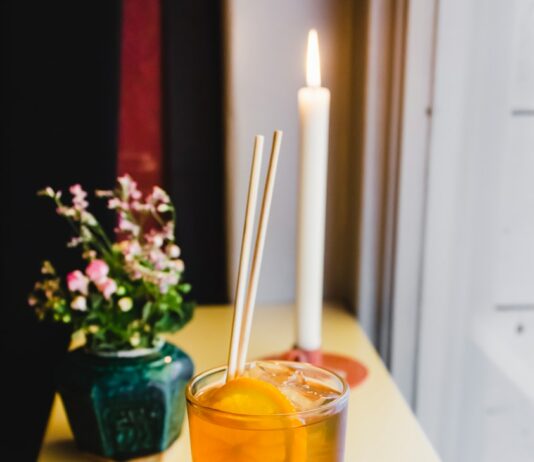 영양소의 역할과 식단 계획: 비타민과 미네랄의 중요성 lemonade in glass on the table