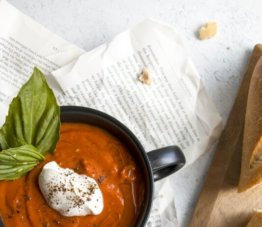 다이어트 중에도 건강하게 먹을 수 있는 저칼로리 간식 추천 a bowl of soup with a spoon