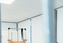 필라테스로 몸의 균형 찾기: 신체 정렬의 중요성 a woman is riding a stationary rowing machine