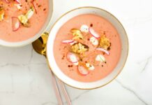 자연식의 힘: 현대인의 건강을 지키는 방법 a bowl of soup with chopsticks