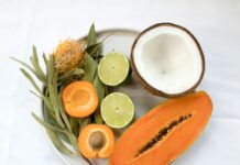 자연식으로 신체의 면역 체계를 강화하는 법 sliced fruits served on white plate