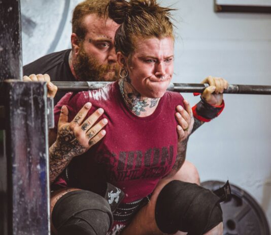 효과적인 체중 감량을 위한 HIIT 운동 가이드 woman carrying barbells