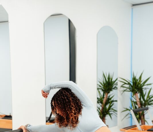 폭염에도 땀은 빼고 안전하게…실내 필라테스로 지구력·유연성 지키는 법